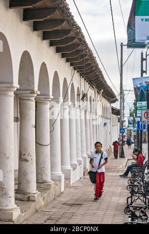 Immeuble Los Portales, Calle Central à Parque Central (Zocalo), Ocostigo, Chiapas, Mexique Banque D'Images