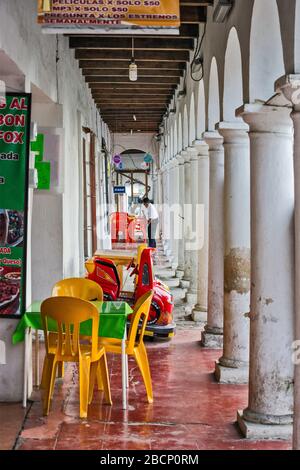 Arcade au bâtiment Los Portales, Calle Central au Parque Central (Zocalo), Ocostigo, Chiapas, Mexique Banque D'Images