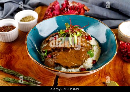 Joues de bœuf cuites dans la sauce avec purée de pommes de terre, cuisine espagnole, bifteck, barbecue Banque D'Images