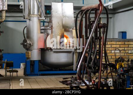 Beloslav / Bulgarie - 5 mai 2019: Four pour l'artisanat de verre. Vue intérieure d'un four en verre non en état de marche dans une usine de verre. Banque D'Images