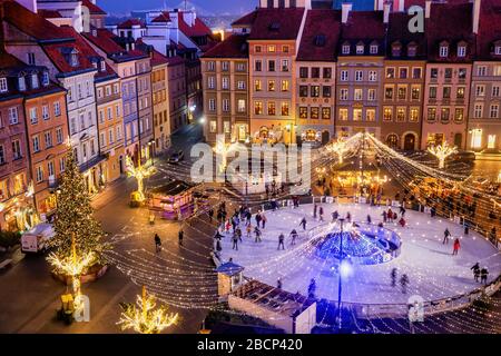 Ville de Varsovie en Pologne, place du marché de la vieille ville la nuit avec éclairage de Noël et patinoire, vue de dessus. Banque D'Images