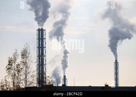 Usine avec cheminées à fumer dans les nuages, Lituanie, Kedainiai Banque D'Images