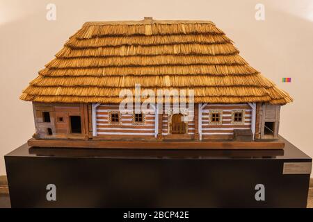 Le modèle de cabane de Cracovie dans le musée ethnographique de Cracovie, Pologne, maison traditionnelle polonaise en bois rural avec toit de chaume, XIXe siècle Banque D'Images