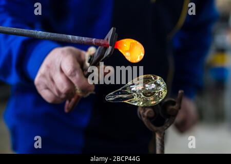 Beloslav / Bulgarie - 5 mai 2019: Souffleur de verre formant beau morceau de verre. Un artisan en verre brûle et souffle une pièce d'art. Banque D'Images