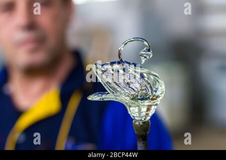 Beloslav / Bulgarie - 5 mai 2019: Souffleur de verre formant beau morceau de verre. Un artisan en verre brûle et souffle une pièce d'art. Banque D'Images