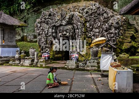 Des femmes balinaises prient près de la « grotte des éléphants » au temple Goa Gajah, Bali, Indonésie Banque D'Images