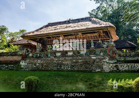 Pavillon richement décoré avec un toit de chaume dans le temple Taman Ayun, Bali, Indonésie Banque D'Images