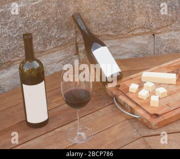 Bouteille de vin sur la paillasse en bois et fond en pierre Banque D'Images