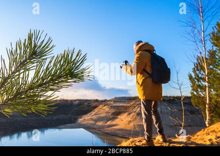 Un homme avec sac à dos prend des photos du lac. Banque D'Images