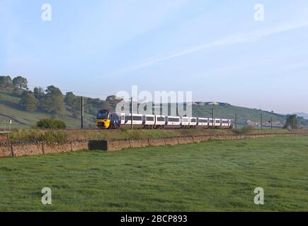 Northern Rail Siemens classe 333 train électrique 333013 en passant Snaygill à la périphérie de Skipton sur la ligne de la vallée de l'aire Banque D'Images