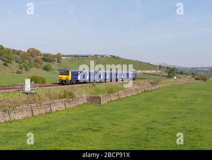 Northern Rail classe 322 train électrique 322482 en passant Snaygill à la périphérie de Skipton sur la ligne de la vallée de l'aire Banque D'Images