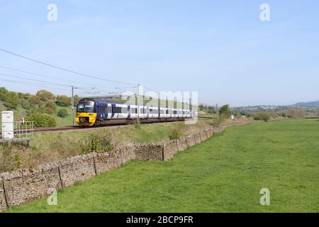 Northern Rail Siemens classe 333 train électrique 333013 en passant Snaygill à la périphérie de Skipton sur la ligne de la vallée de l'aire Banque D'Images