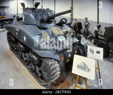 Un réservoir de Sherman Grizzly est exposé à The D-Day Story (anciennement le D-Day Museum), Southsea, Portsmouth, Hampshire, Angleterre, Royaume-Uni. Vers 1987 Banque D'Images