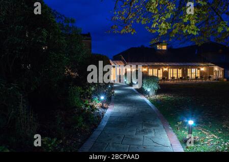 Hadlow Manor, Hôtel et lieu de mariage pris la nuit. Tonbridge, Kent, Royaume-Uni Banque D'Images