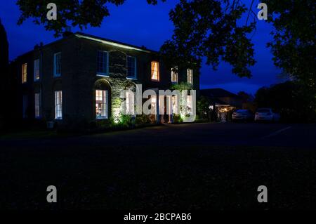 Hadlow Manor, Hôtel et lieu de mariage pris la nuit. Tonbridge, Kent, Royaume-Uni Banque D'Images