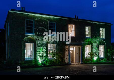 Hadlow Manor, Hôtel et lieu de mariage pris la nuit. Tonbridge, Kent, Royaume-Uni Banque D'Images