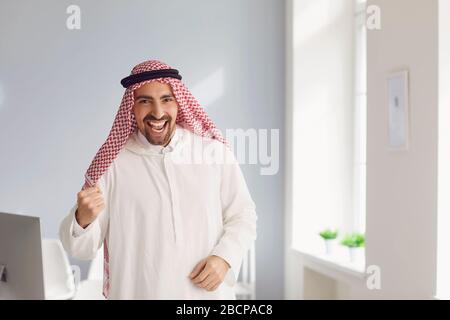 L'homme arabe est dans un bureau blanc. Banque D'Images