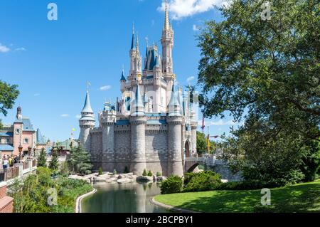 Magic Kingdom Castle, Disney World, Orlando, États-Unis. Le château emblématique du parc à thème Magic Kingdom. Fait partie du Disney World Resort Banque D'Images