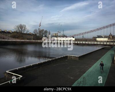 Glasgow, Écosse, Royaume-Uni. 5 avril 2020. Les gens s'exercent le long du côté de la rivière Clyde. Des rues vides à l'extrémité est du centre-ville, illustrant que les directives sociales de distanciation et les avis de "tay at home" sont respectés au moment de la crise pandémique de Coronavirus COVID-19. Crédit photo : jeremy sutton-hibbert/Alay Live News Banque D'Images