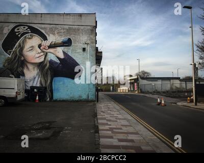 Glasgow, Écosse, Royaume-Uni. 5 avril 2020. Fresque de la fille pirate par l'artiste Rogue One. Des rues vides à l'extrémité est du centre-ville, illustrant que les directives sociales de distanciation et les avis de "tay at home" sont respectés au moment de la crise pandémique de Coronavirus COVID-19. Crédit photo : jeremy sutton-hibbert/Alay Live News Banque D'Images