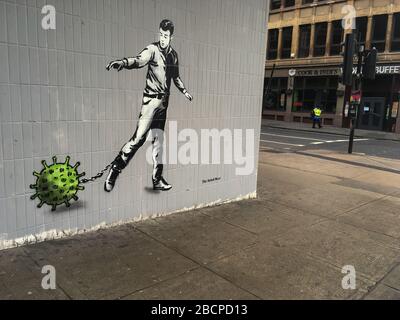 Glasgow, Royaume-Uni. 5 avril 2020. Une nouvelle fresque de l'artiste de rue le Rebel Bear représentant un homme chainé à une molécule de virus, dans des rues vides du centre-ville, illustrant que les directives sociales de distanciation et les avis de "tay à la maison" sont respectés au moment de la crise pandémique de Coronavirus COVID-19. Crédit photo : jeremy sutton-hibbert/Alay Live News Banque D'Images