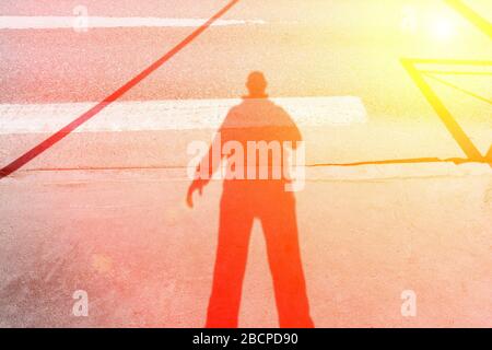 Silhouette d'ombre d'un jeune homme dehors sur un jour ensoleillé brillant. Liberté, marche Banque D'Images