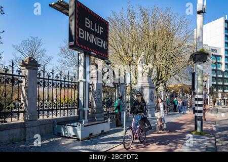 Amsterdam, Pays-Bas. 05 avril 2020. AMSTERDAM, Vondelpark, 05-04-2020, face à la foule qui se poursuit dans le Vondelpark, l'entrée du parc est dosée à l'entrée le dimanche. S'il est trop occupé, le parc sera fermé. Crédit: Pro Shots/Alay Live News Banque D'Images