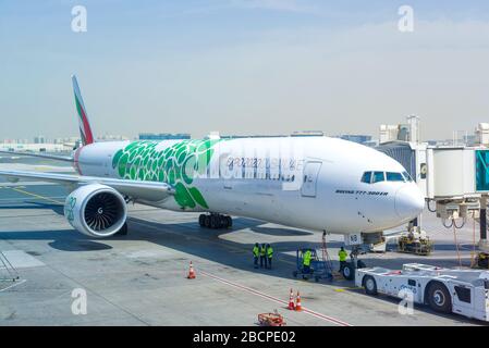 DUBAÏ, Émirats arabes Unis - 24 FÉVRIER 2020 : Boeing 777-300 (A6-ENB) Airline Emirates n l'aéroport international de Dubaï Banque D'Images