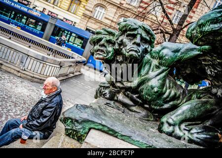 Un homme âgé apprécie la bière au monument Frantisek Palacky dans le centre de Prague, République Tchèque, le samedi 4 avril 2020, Pendant l'épidémie de COV Banque D'Images