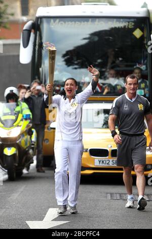 L'événement de relais de la flamme olympique 2012 à Brighton, dans le Sussex de l'est. Photo : LA FLAMME avec Torch Bearer Natalie King pendant l'événement. Banque D'Images