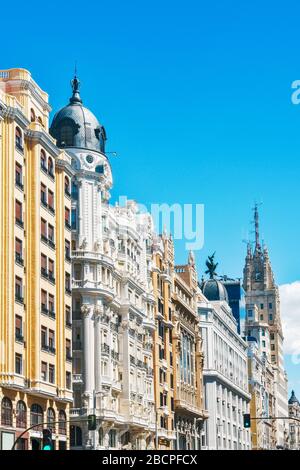 Bâtiments emblématiques de la Gran via à Madrid, une journée ensoleillée avec un ciel bleu. Espagne. Concept de voyage et immobilier. Banque D'Images