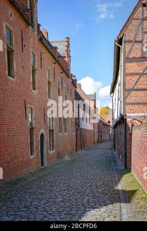 Des rues pavées vides avec des bâtiments en briques rouges de la Grande Béguine de Leuven, Belgique, par une journée ensoleillée. Concept de voyage. Banque D'Images
