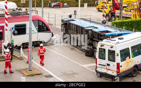 Pompiers, ambulanciers paramédicaux et croix rouge italienne en action lors d'une simulation d'accident de route avec voitures, train et camions, Trentin-Haut-Adige, nord Banque D'Images