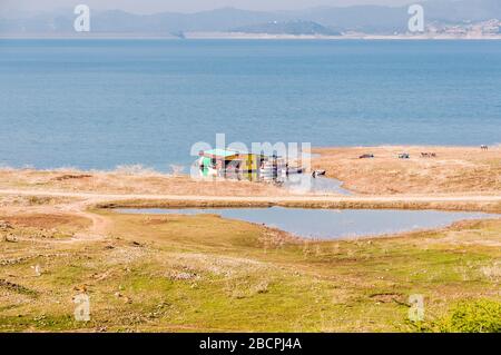 Vue sur le barrage de Mangla depuis la route de contournement de Mirpur, Mirpur, Azad Cachemire, Pakstan Banque D'Images