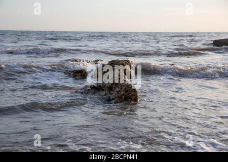 Rochers dans la mer à Peacehaven Beach, East Sussex, Royaume-Uni Banque D'Images