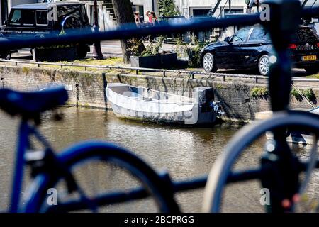 Utrecht, Pays-Bas. 05 avril 2020. AMSTERDAM, Centre, 05-04-2020, les canaux d'Amsterdam sont étroits et, dans certains endroits, encore plus étroits en raison des travaux sur les ponts et les quais. C'est pourquoi les canaux sont fermés par mesure de précaution pour la navigation de plaisance. Une interdiction de voile est émise pour cela, le non-respect de cette interdiction entraînera une amende. Crédit: Pro Shots/Alay Live News Banque D'Images