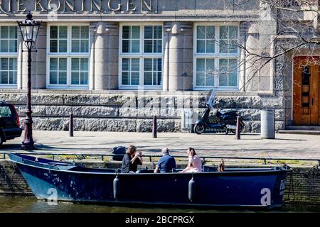 Utrecht, Pays-Bas. 05 avril 2020. AMSTERDAM, Centre, 05-04-2020, les canaux d'Amsterdam sont étroits et, dans certains endroits, encore plus étroits en raison des travaux sur les ponts et les quais. C'est pourquoi les canaux sont fermés par mesure de précaution pour la navigation de plaisance. Une interdiction de voile est émise pour cela, le non-respect de cette interdiction entraînera une amende. Crédit: Pro Shots/Alay Live News Banque D'Images