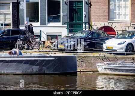 Utrecht, Pays-Bas. 05 avril 2020. AMSTERDAM, Centre, 05-04-2020, les canaux d'Amsterdam sont étroits et, dans certains endroits, encore plus étroits en raison des travaux sur les ponts et les quais. C'est pourquoi les canaux sont fermés par mesure de précaution pour la navigation de plaisance. Une interdiction de voile est émise pour cela, le non-respect de cette interdiction entraînera une amende. Crédit: Pro Shots/Alay Live News Banque D'Images