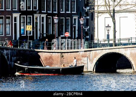 Utrecht, Pays-Bas. 05 avril 2020. AMSTERDAM, Centre, 05-04-2020, les canaux d'Amsterdam sont étroits et, dans certains endroits, encore plus étroits en raison des travaux sur les ponts et les quais. C'est pourquoi les canaux sont fermés par mesure de précaution pour la navigation de plaisance. Une interdiction de voile est émise pour cela, le non-respect de cette interdiction entraînera une amende. Crédit: Pro Shots/Alay Live News Banque D'Images