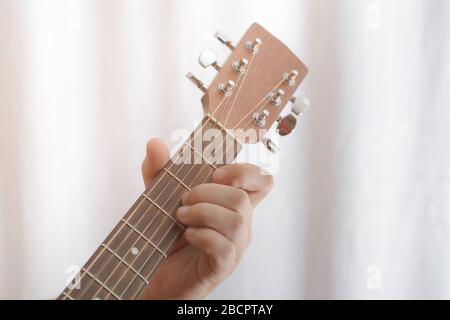 Photo de la guitare de réglage de l'homme, gros plan Banque D'Images