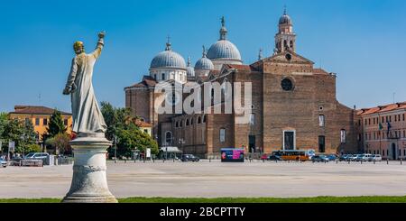 L'Abbaye de Santa Giustina est un complexe abbatial bénédictin du Xe siècle situé en face de la Prato della Valle dans le centre de Padoue Banque D'Images