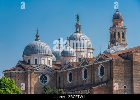 L'Abbaye de Santa Giustina est un complexe abbatial bénédictin du Xe siècle situé en face de la Prato della Valle dans le centre de Padoue Banque D'Images