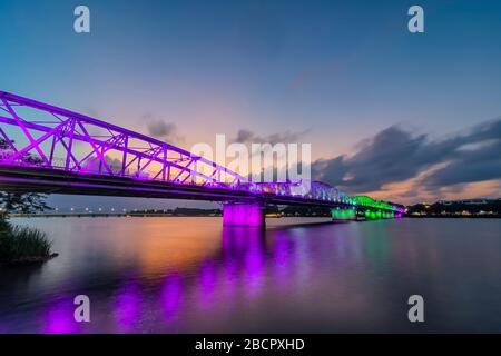 Pont Truong Tien à Hue, Vietnam Banque D'Images