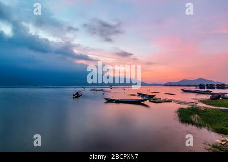 Magnifique coucher de soleil dans la lagune de 'Lap an' UN magnifique et célèbre lagon dans la ville de Lang Co, la ville de Hue, Vietnam pour le voyage écologique. Banque D'Images