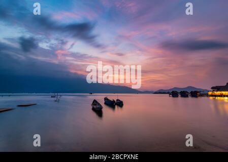 Magnifique coucher de soleil dans la lagune de 'Lap an' UN magnifique et célèbre lagon dans la ville de Lang Co, la ville de Hue, Vietnam pour le voyage écologique. Banque D'Images