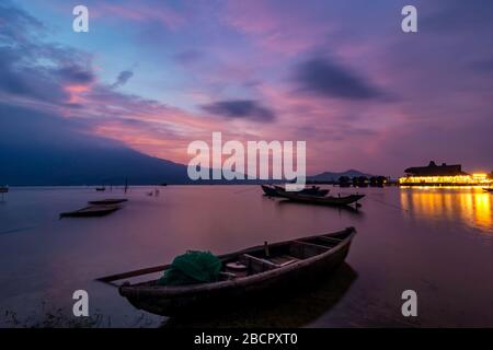 Magnifique coucher de soleil dans la lagune de 'Lap an' UN magnifique et célèbre lagon dans la ville de Lang Co, la ville de Hue, Vietnam pour le voyage écologique. Banque D'Images