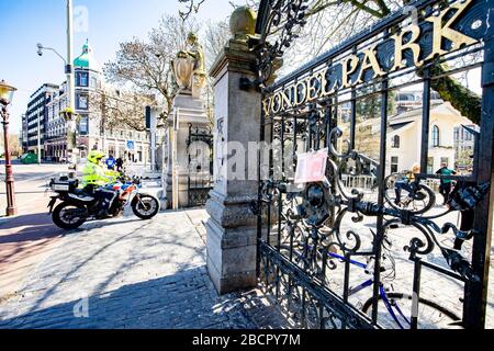 Amsterdam, Pays-Bas. 05 avril 2020. AMSTERDAM, Vondelpark, 05-04-2020, face à la foule qui se poursuit dans le Vondelpark, l'entrée du parc est dosée à l'entrée le dimanche. S'il est trop occupé, le parc sera fermé. Crédit: Pro Shots/Alay Live News Banque D'Images