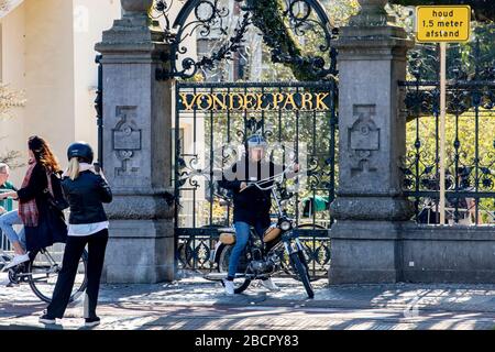 Amsterdam, Pays-Bas. 05 avril 2020. AMSTERDAM, Vondelpark, 05-04-2020, face à la foule qui se poursuit dans le Vondelpark, l'entrée du parc est dosée à l'entrée le dimanche. S'il est trop occupé, le parc sera fermé. Crédit: Pro Shots/Alay Live News Banque D'Images