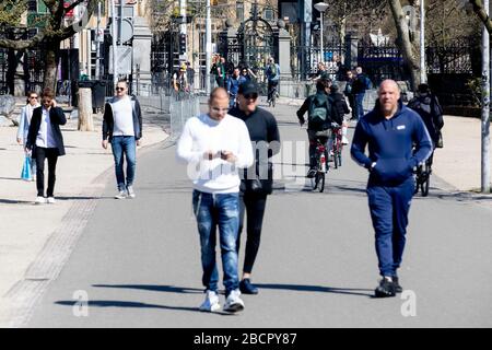 Amsterdam, Pays-Bas. 05 avril 2020. AMSTERDAM, Vondelpark, 05-04-2020, face à la foule qui se poursuit dans le Vondelpark, l'entrée du parc est dosée à l'entrée le dimanche. S'il est trop occupé, le parc sera fermé. Crédit: Pro Shots/Alay Live News Banque D'Images