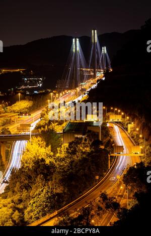 Coucher du soleil et de la lumière l'éclairage de pont de Tsing Ma vue pont suspendu de Tsing Yi salon de Hong Kong, Chine. Banque D'Images